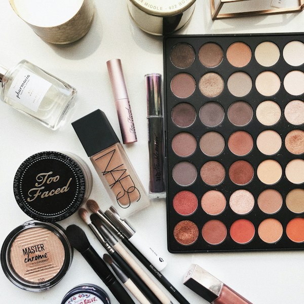 Luminous Glow Highlighter Palette - Zara Cosmatics